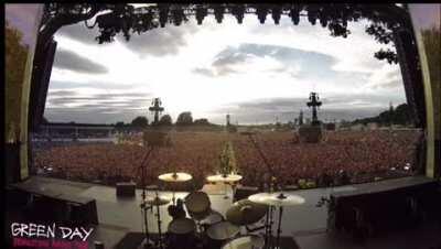 Crowd singing bohemian rhapsody before green day comes on