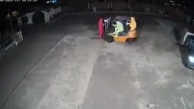 Como mulheres passam tempo: maquiando, conversando, Fofocando  e etc - Homens: