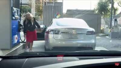 Lady tries to fill up a Tesla