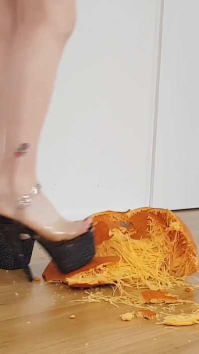 Stomping this pumpkin to nothing was so much fun 