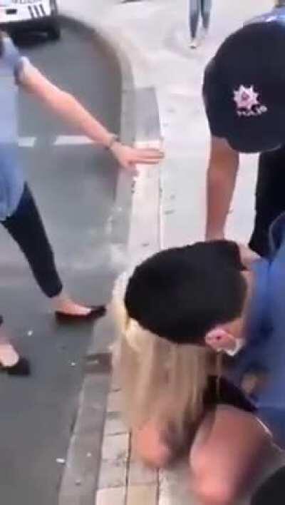 Lan su olay harbi kanima dokunuyo amina koyim. Sunu bi erkek kadin polise yapsa sonra kadin polis aciga alinsa feministler üstümüze gazap olup yağmıştı. Sonra biz cinsiyet esitligini savunuyoruz. Lan birakin dümeni iste delikanli gibi diyin biz sadece kad