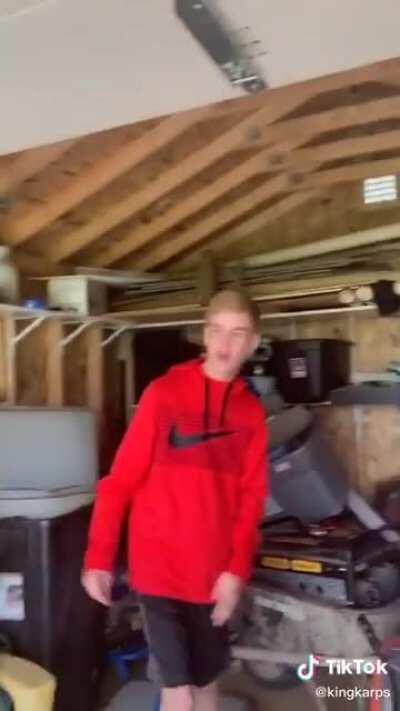 Charmx inviting people to his garage