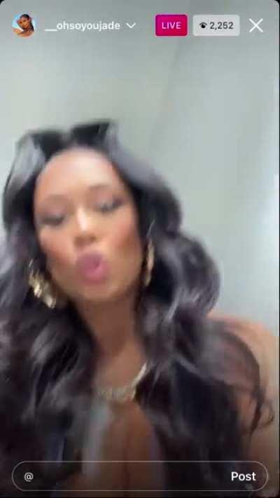 Jade live 😍😍( my phone froze sorry y’all)