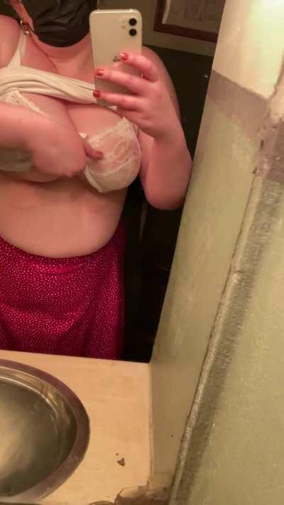 Taking a break from my date to flash you my tits 🥺