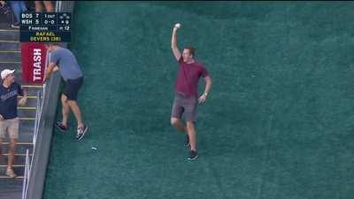 [Highlight] Devers hits a 2 run shot to give the Red Sox the lead in the top of the 9th!