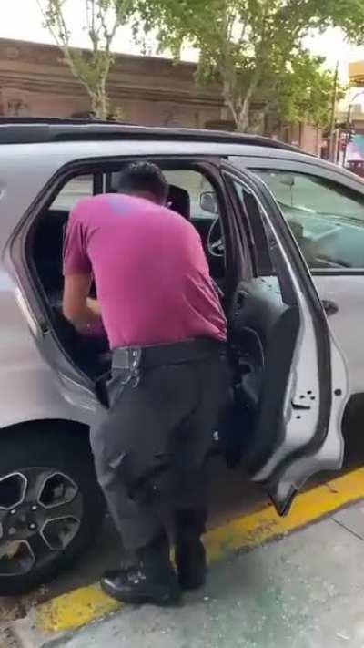 Dejaron encerrado a Firulais en plena ola de calor y un policía rompió el vidrio y lo rescató