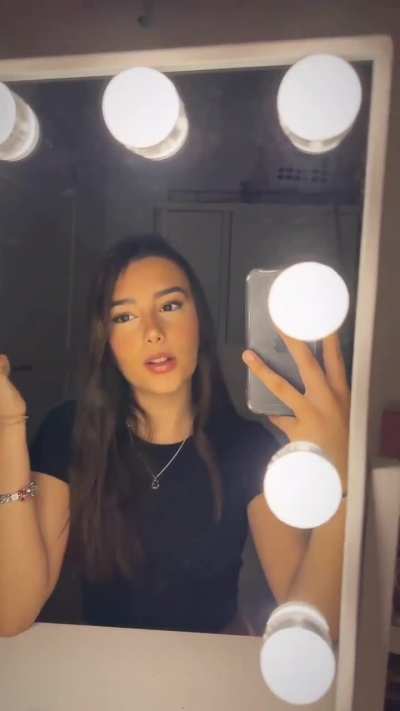 Ella es.: MARTINA, influencer. 2025.