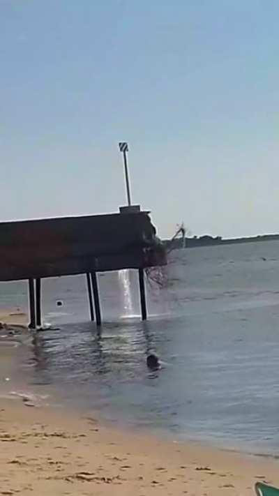 Correntinos se refrescan en el agua cloacal