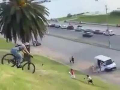 Good Samaritan stops cyclist from hitting a parked car