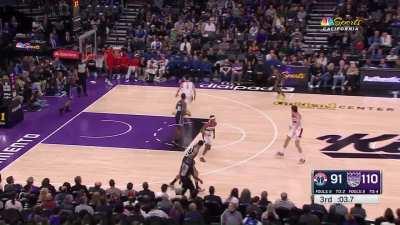 [Highlight] De'Aaron Fox runs down the court to get the and-one to end the 3rd quarter after Poole's deep three