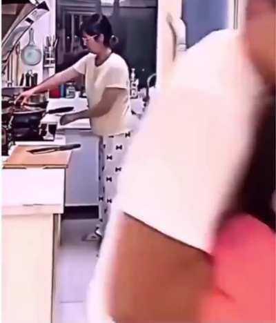 Quick-thinking father saves his daughter from a kitchen fire.