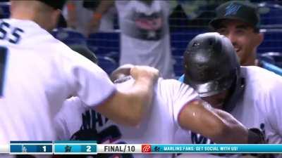 [Highlight] The Marlins walk-off the Dodgers on a wild pitch and a throwing error.