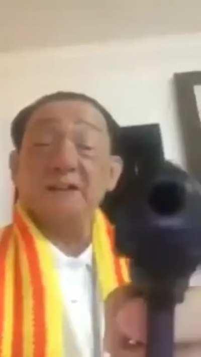 [Unknown > English] I am laughing way to hard at this and i wanna know what he says