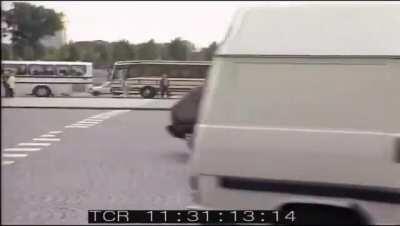 In 1984 a German correspondent in Paris explains how to cross Place de la Concorde. 