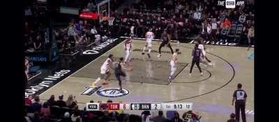 [Highlight] Ben Simmons with the beautiful running hook over OG