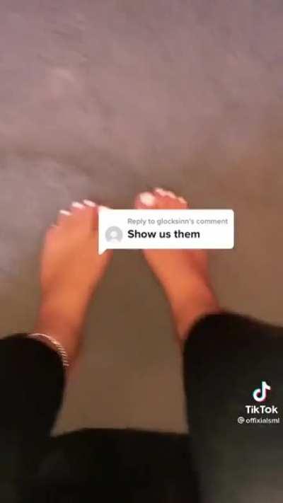Pretty white toes