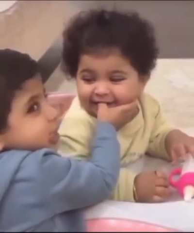 شما فقط قیافه رو ببین، نخندیدی .. بیا بزن تو گوشِ من 😂