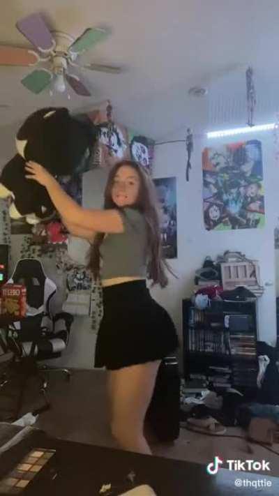 she live on twitch agian