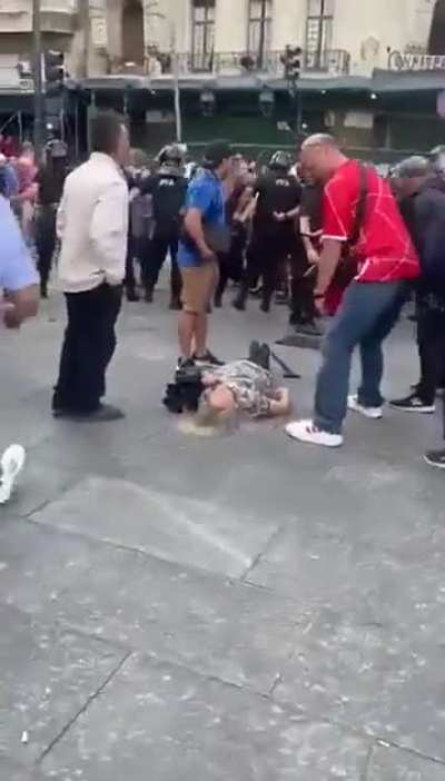 VIDEO: una manifestante le pegó un bastonazo a un policía y terminó en el piso