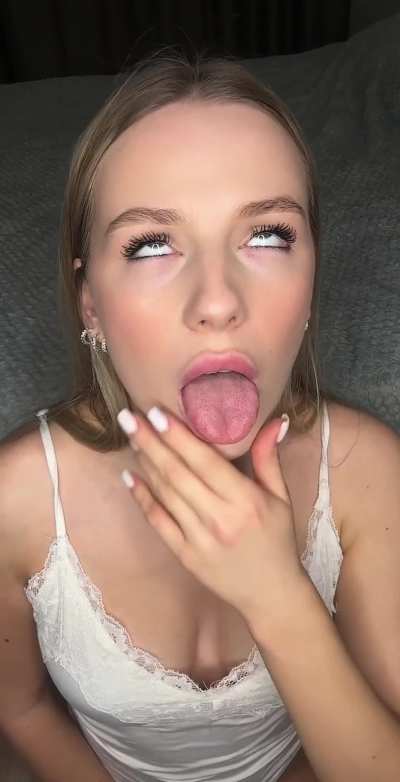 Let me bounce these titites on your face baby