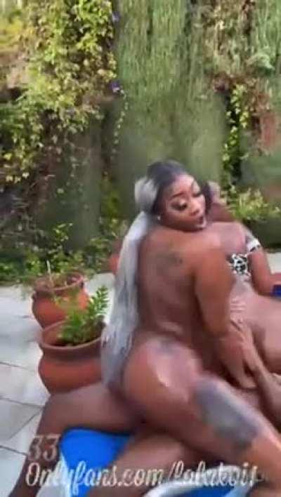 Too much ass for one man to handle 🍑🍑