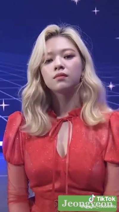 Jeongyeon chose violence today. 💀
