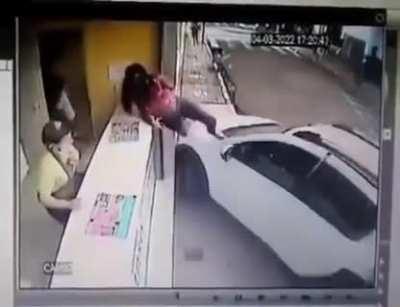 Ninja mineira escapou do atropelamento e nem derrubou o milk shake