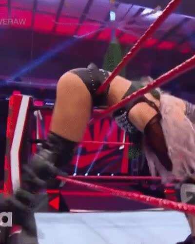 Liv's booty in the air
