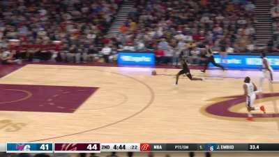 [Highlight] Tobias Harris tries to go 1-on-1, airballs the shot, complains to the ref, gets a tech and the sixers give up a fastbreak dunk