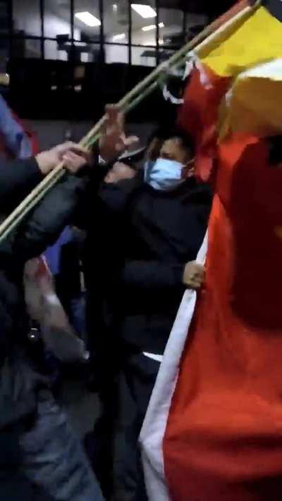 6月14日傍晚，新西兰奥克兰街头。 中国总理李强的车队经过时，迎接李强到访的队伍和抗议李强到访的队伍发生激烈冲突。