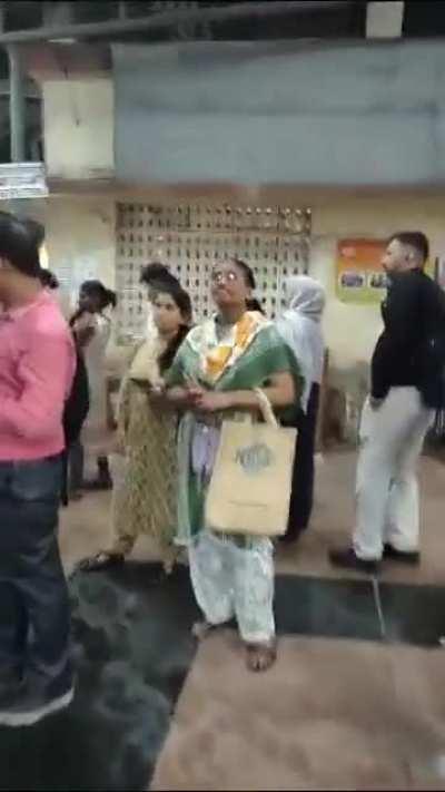 Queue for rickshaw end up entering the railway FOB in Dombivli