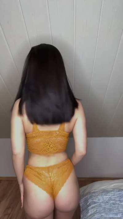 Hi to the same 4 guys who see me stripping half naked 🥰