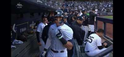 [Highlight] Aaron Judge kissing the interlocking NY