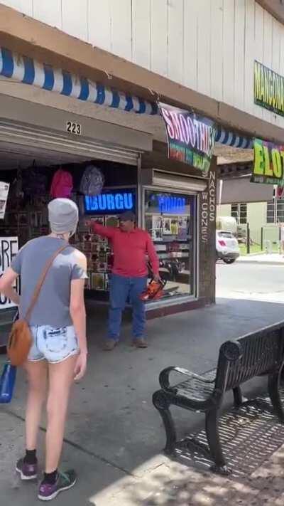 «Хватит переживать за этих ниггеров»:техасец с бензопилой разогнал протестующих против расизма.В сети опубликовали кадры,как мужчина напал на манифестантов,когда те направлялись к мэрии города Мак-Аллен.Он достал из своего пикапа бензопилу и,угрожая ей,по