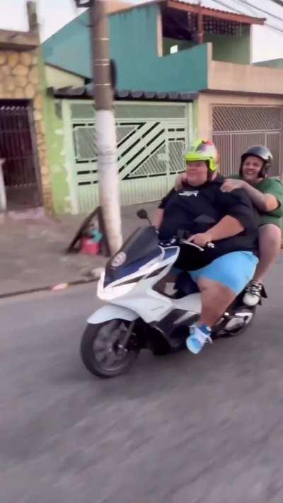 dois corsas em uma moto kkkk