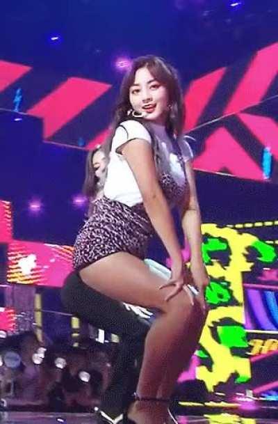 mommy jihyo so thicc🤤