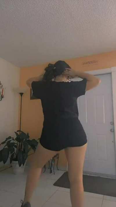 oops did my jiggly ass steal ur focus <3