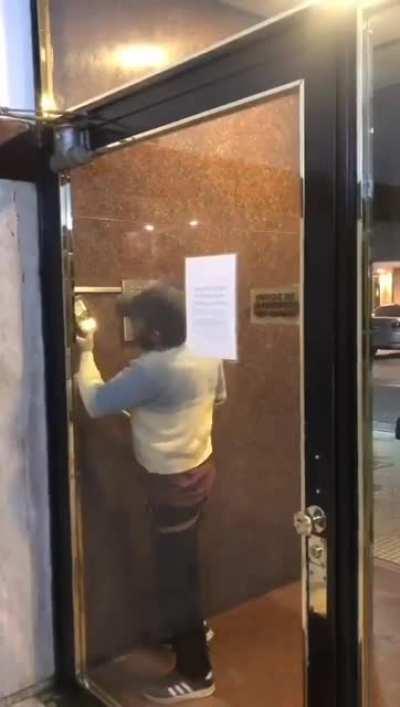 Que hacen ustedes si salen y ven a este ser..