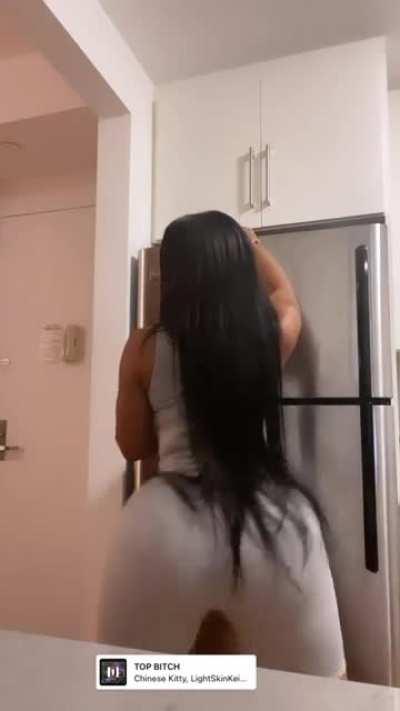 She not even trying her hardest to twerk she just jiggle and making it look sexy🤤🤤💦💦💦💦💯