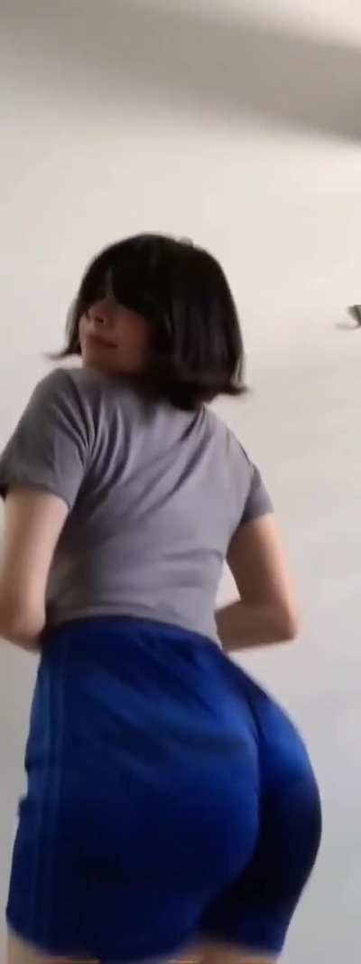 Que rico culo tiene la puta