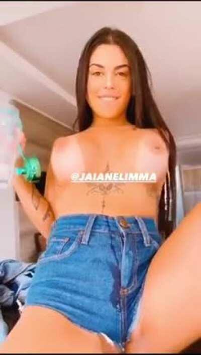 Jaiane Limma tomando água