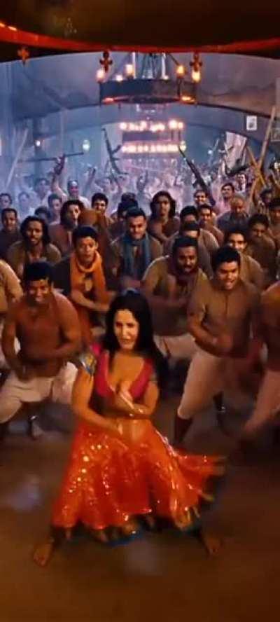 Oh My Gawd. Didn’t notice this jiggle while watching song in past.