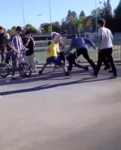 Варламова бьют. Что он не даёт людям ездить на автомобилях