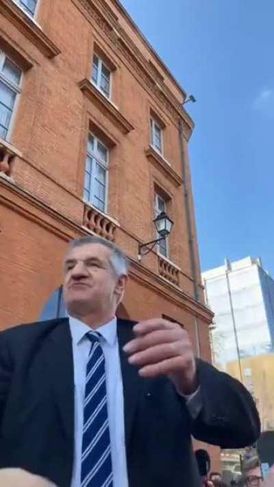 En visite à Toulouse, hier, Jean Lassalle était tellement galvanisé par une foule de jeunes qu’il en a perdu… une dent (témoins).
