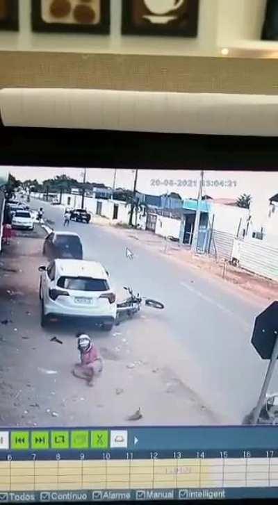 Guy runs over thieves