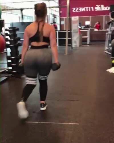 Big booty lunges 42 inch hips
