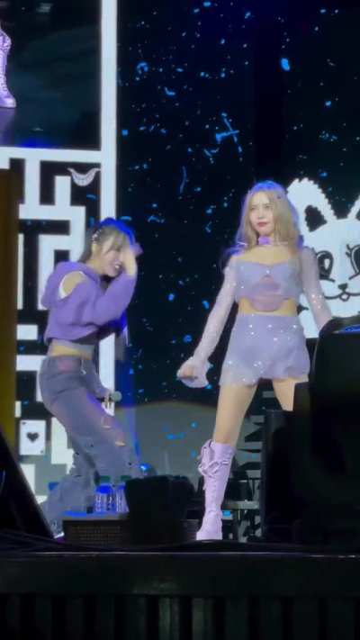 Solar & Moonbyul dance