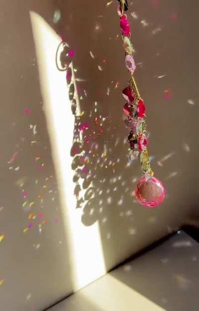 I really love this sun catcher. The lower outer strands feature a bronze skull charm with star crystal. I’m a sucker for the goth girlie charm💀