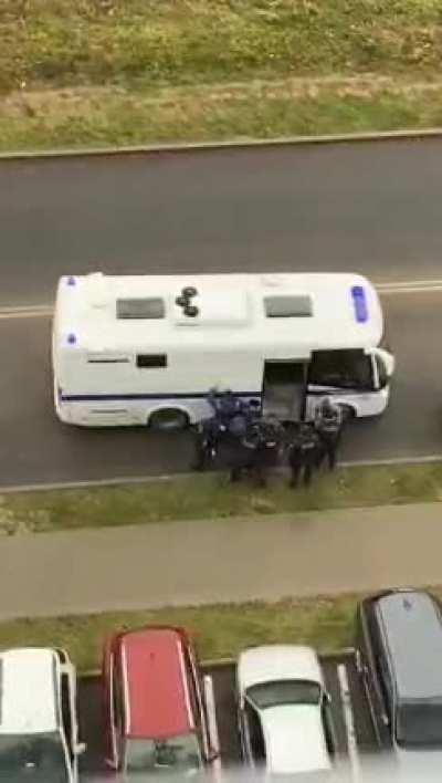 Полицейский рейд завершился. Приезжие прятались от сотрудников куда могли — убегали в поле, лезли в подвалы. Было произведено около десятка задержаний. Против напавших на отца мигрантов возбудили уголовное дело по статье 