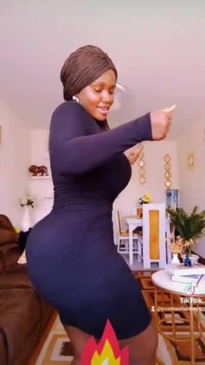 African sexy woman whining 🍑